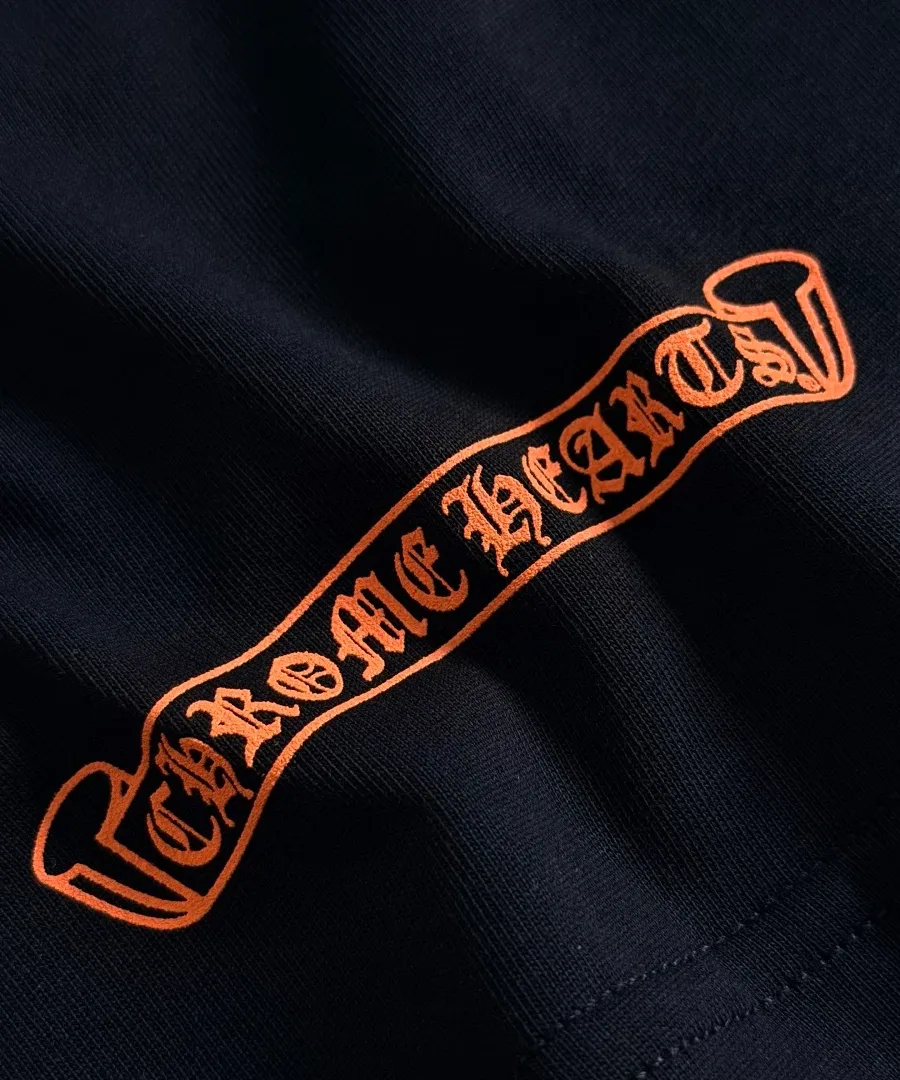 Принт с логотипом Chrome Hearts на нижнем крае черной футболки