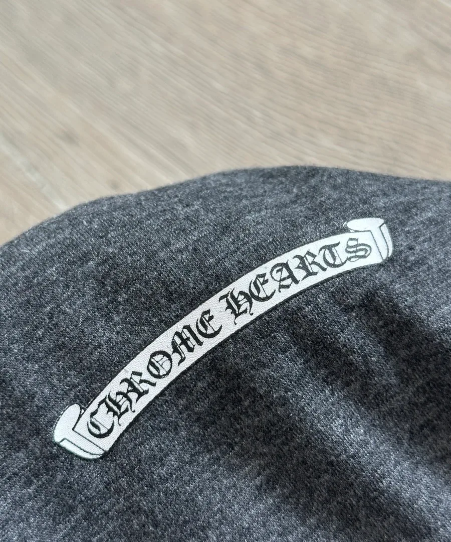 Принт в виде скролла с надписью Chrome Hearts на груди
