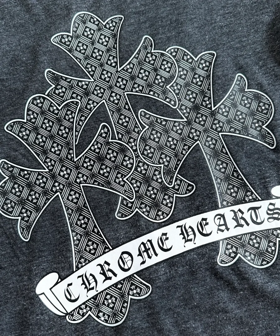 Крупный план принта с тройным крестом на спине футболки Chrome Hearts