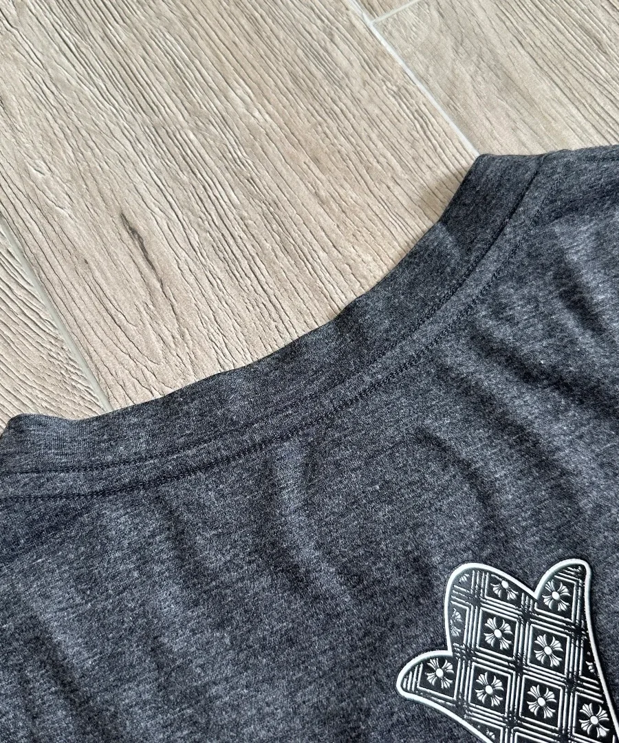 Вид сзади на горловину и плечевые швы серой футболки Chrome Hearts