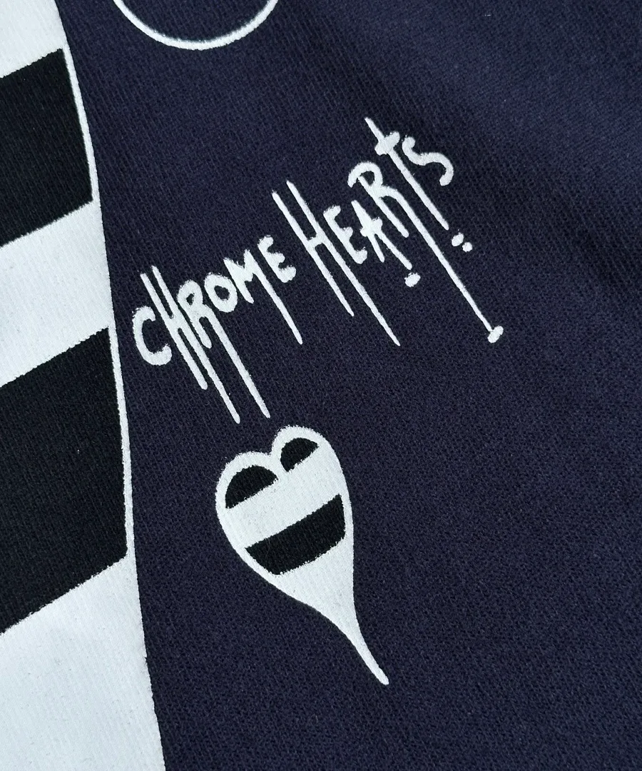 Деталь принта с сердцем и надписью Chrome Hearts на спинке
