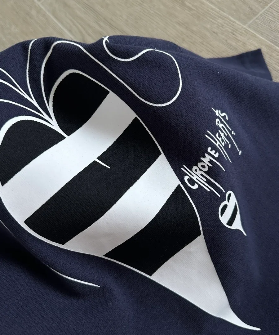 Текстура ткани и деталь принта на футболке Chrome Hearts