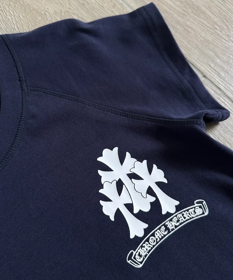 Деталь принта с крестами на груди футболки Chrome Hearts
