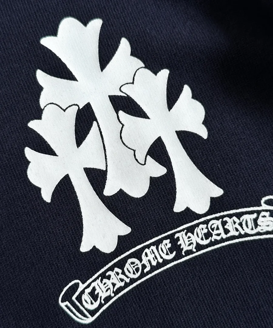 Крупный план принта с крестами и логотипом Chrome Hearts