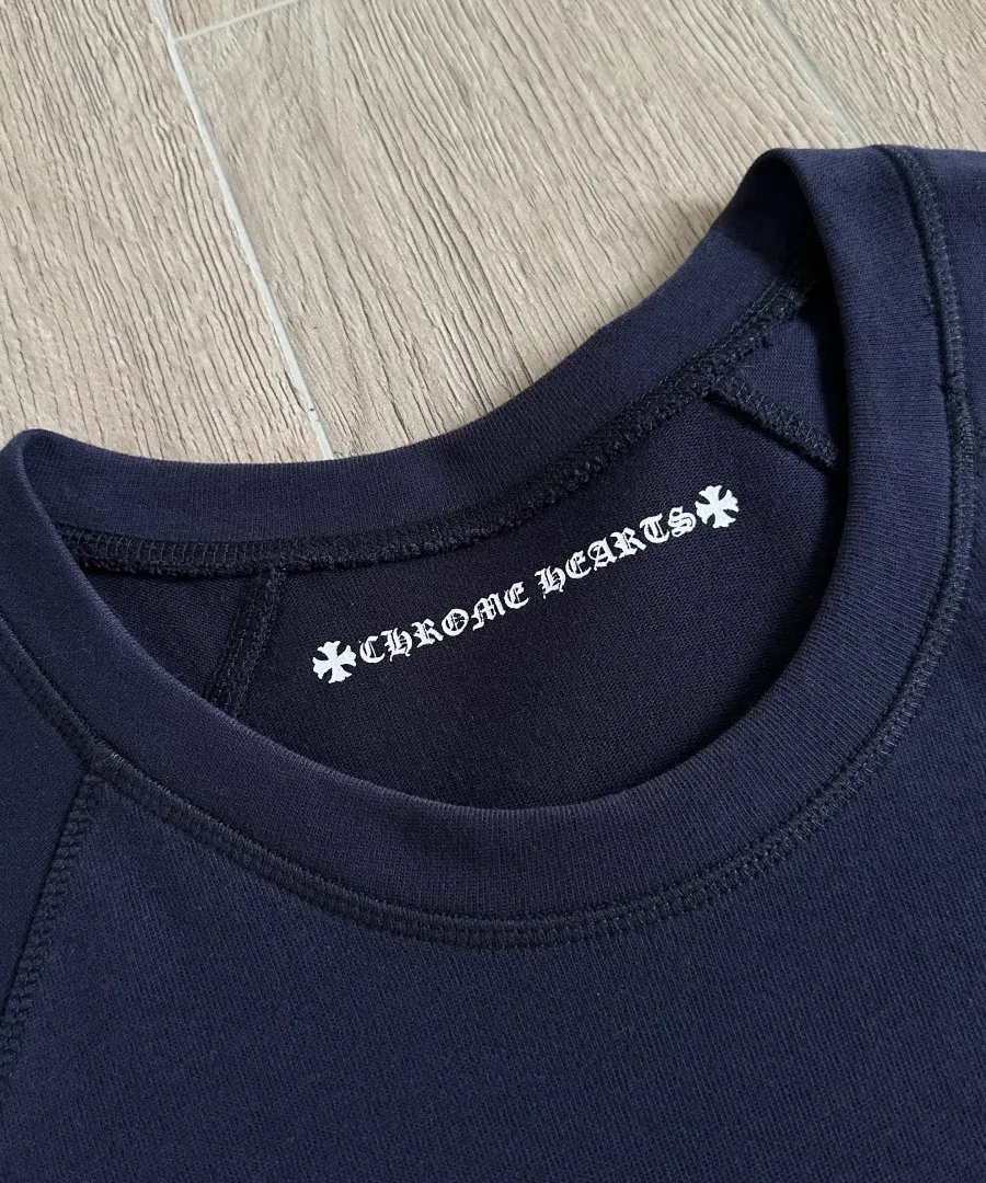 Круглый вырез горловины футболки Chrome Hearts с внутренним логотипом