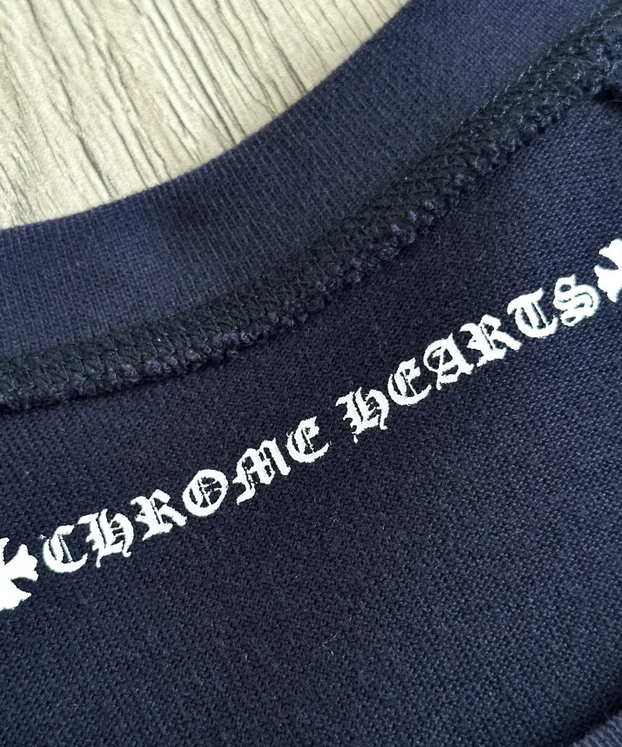 Внутренний ярлык на горловине футболки Chrome Hearts