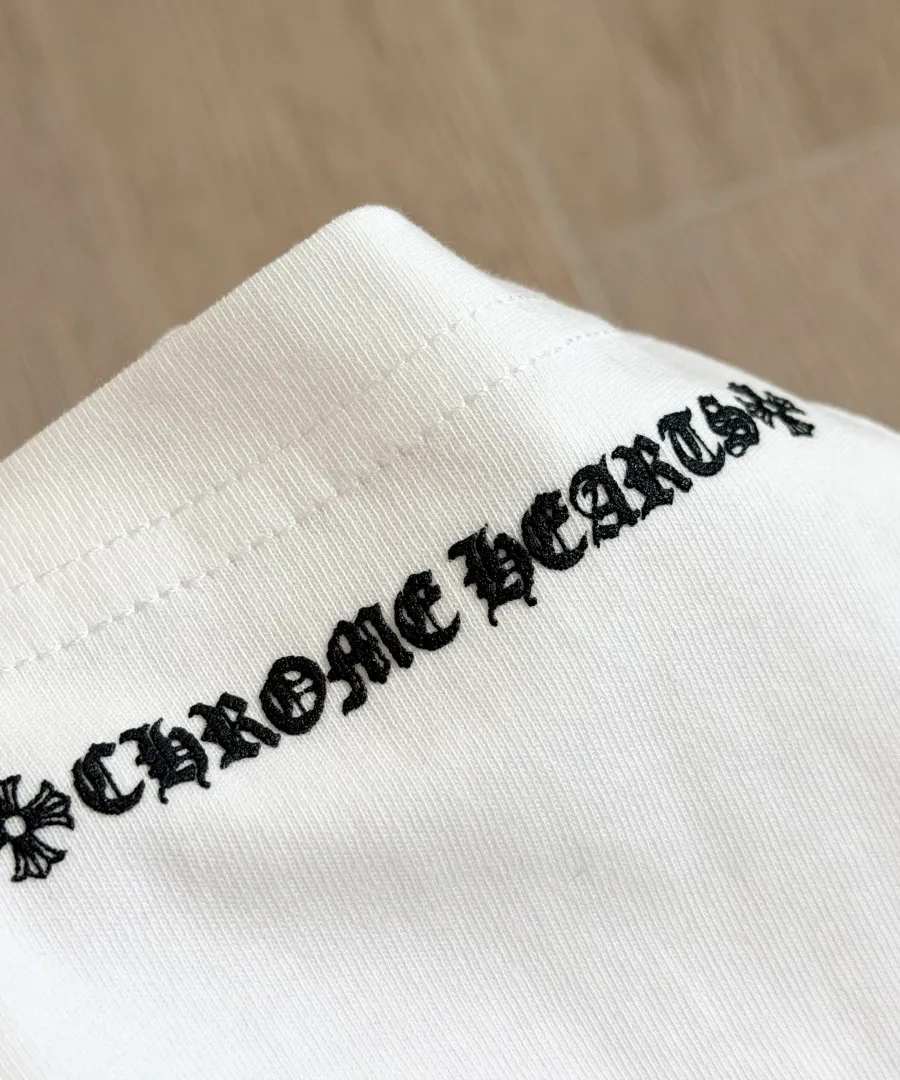 Принт с логотипом Chrome Hearts на рукаве белой футболки
