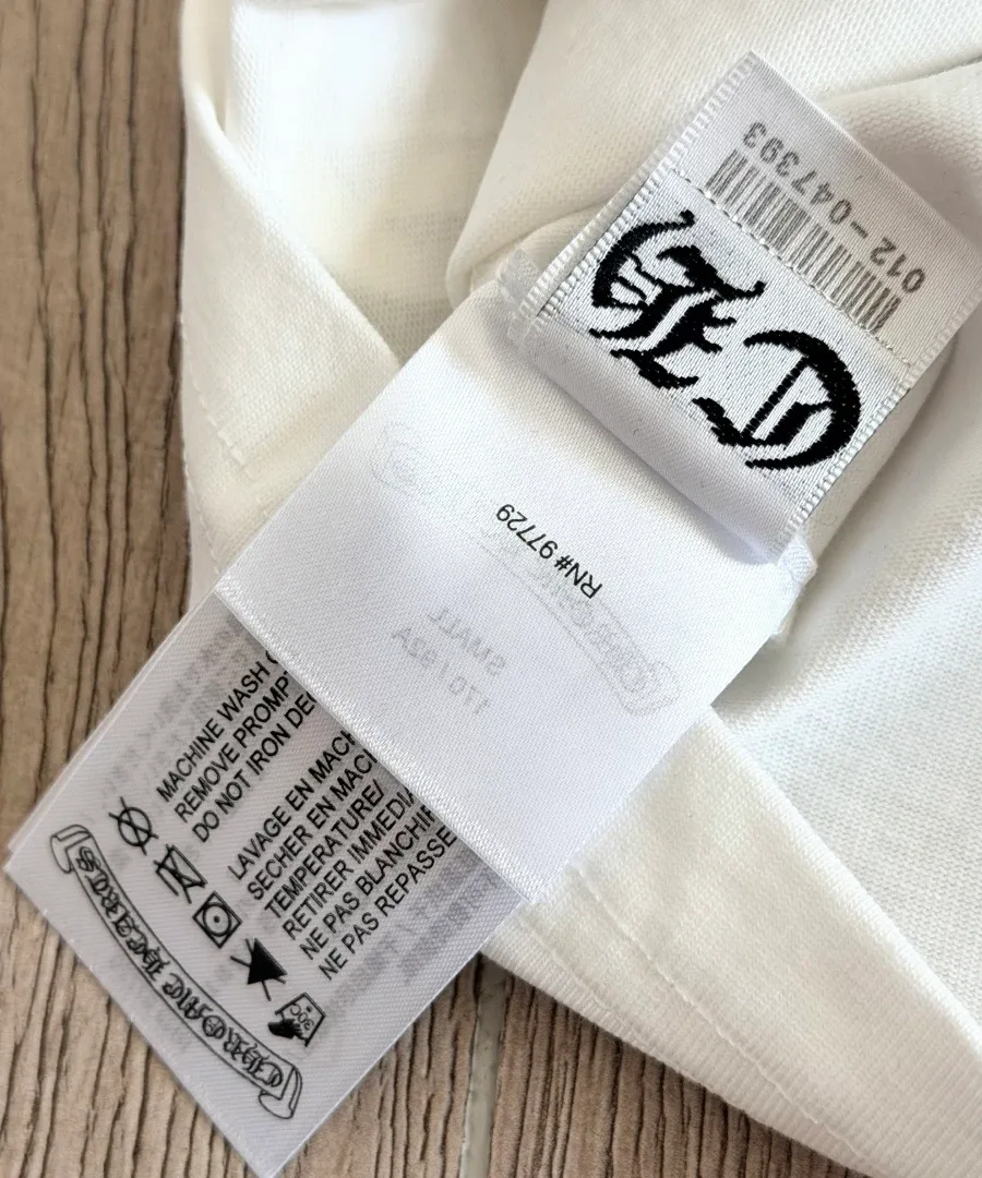Ярлык с рекомендациями по уходу на белой футболке Chrome Hearts