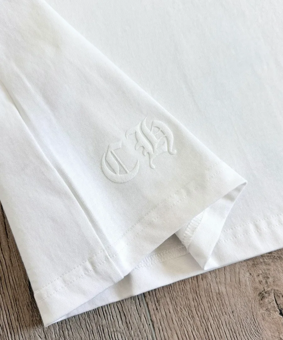 Деталь рукава и низа белой футболки Chrome Hearts