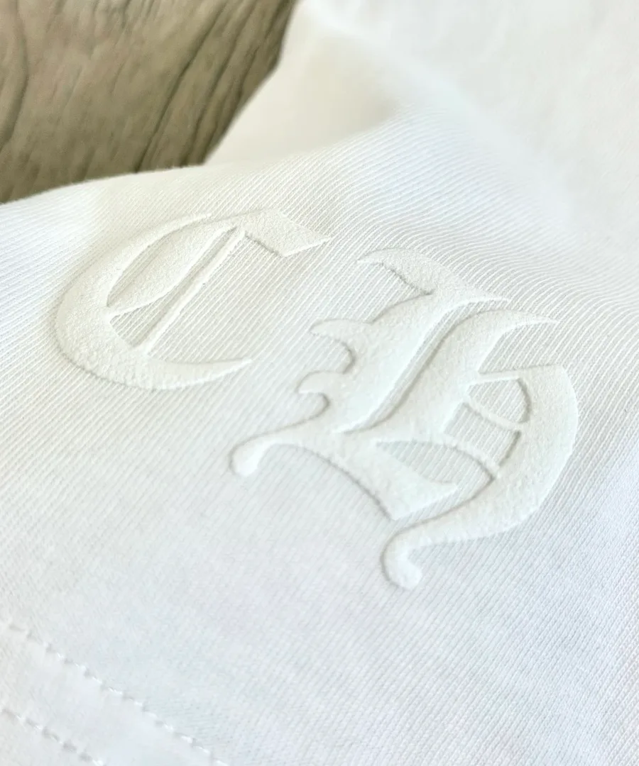 Тональная вышивка CH на белой футболке Chrome Hearts