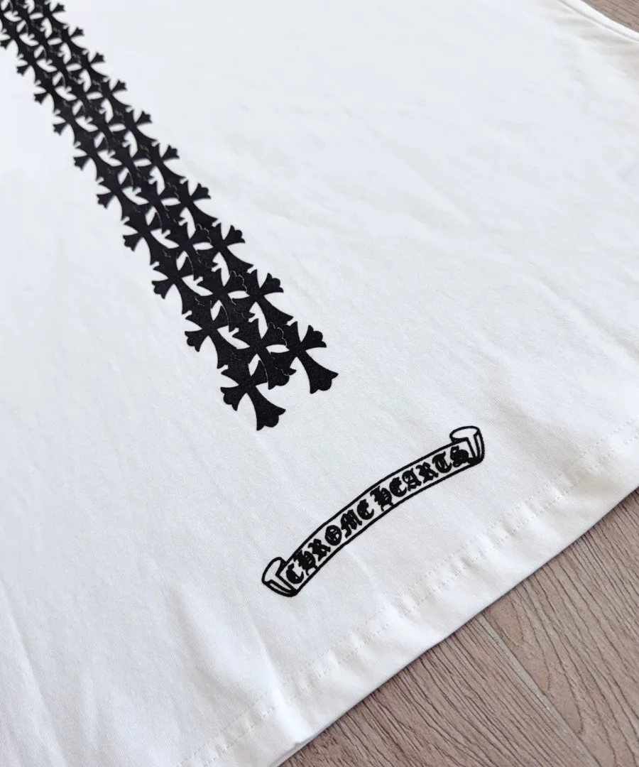 Нижняя часть спинки белой футболки Chrome Hearts с принтом
