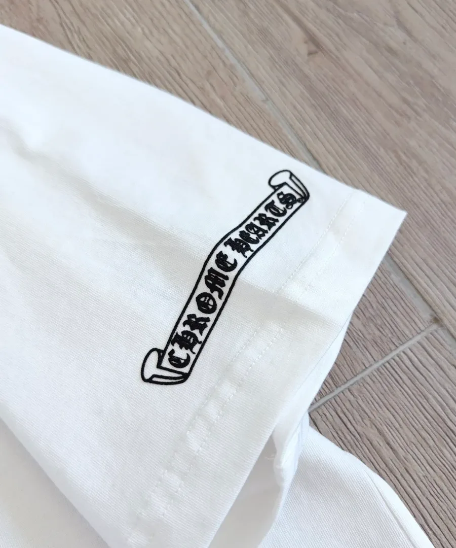 Принт на рукаве белой футболки Chrome Hearts