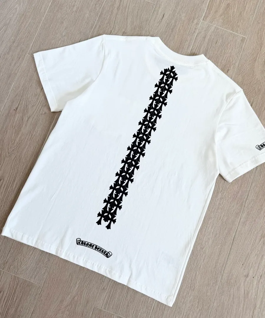 Белая футболка Chrome Hearts с принтом на спине, вид под углом
