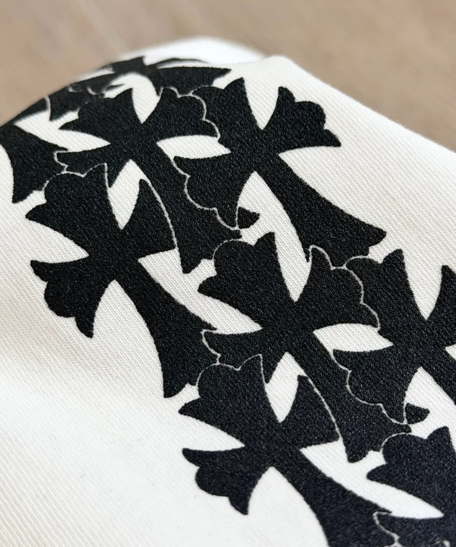 Деталь принта в виде крестов на белой футболке Chrome Hearts