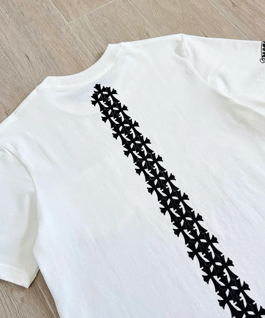 Деталь спинки белой футболки Chrome Hearts с принтом
