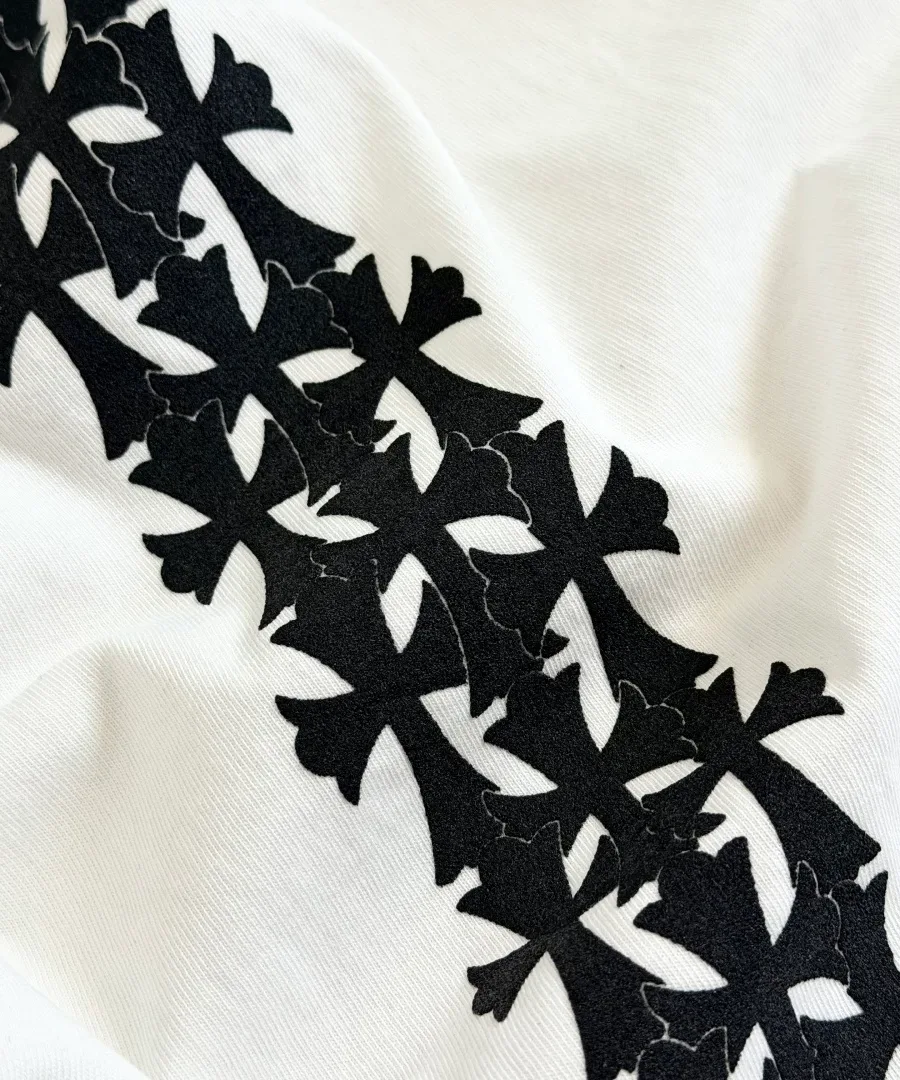 Крупный план принта с крестами на белой футболке Chrome Hearts