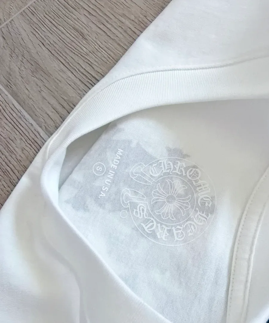 Внутренний принт на горловине белой футболки Chrome Hearts