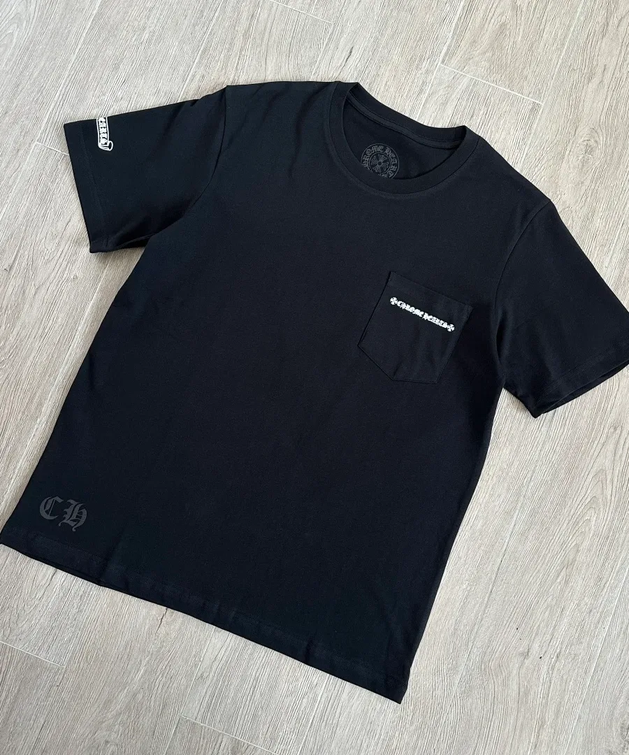 Черная футболка Chrome Hearts с карманом, вид под углом