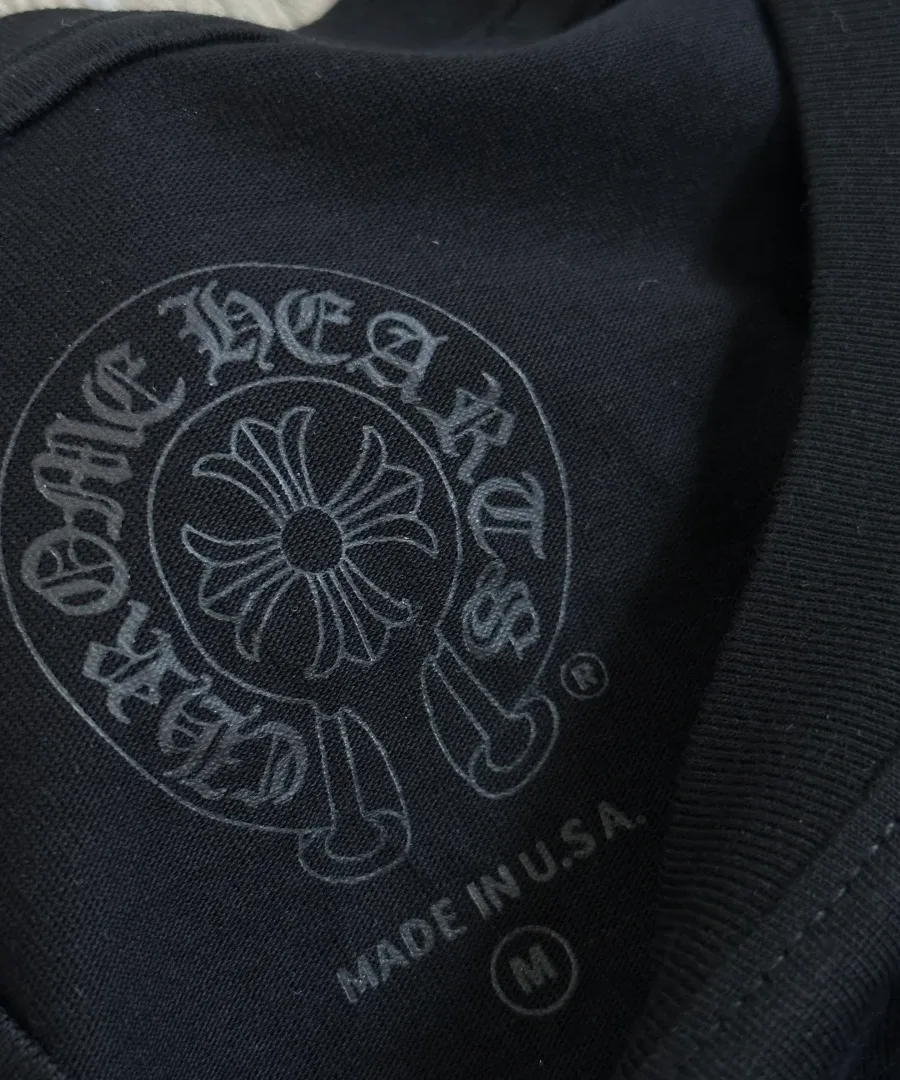 Внутренний принт на горловине черной футболки Chrome Hearts