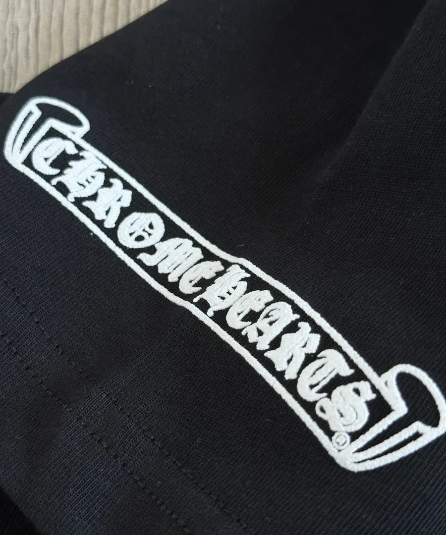 Принт с логотипом-свитком Chrome Hearts на черной футболке