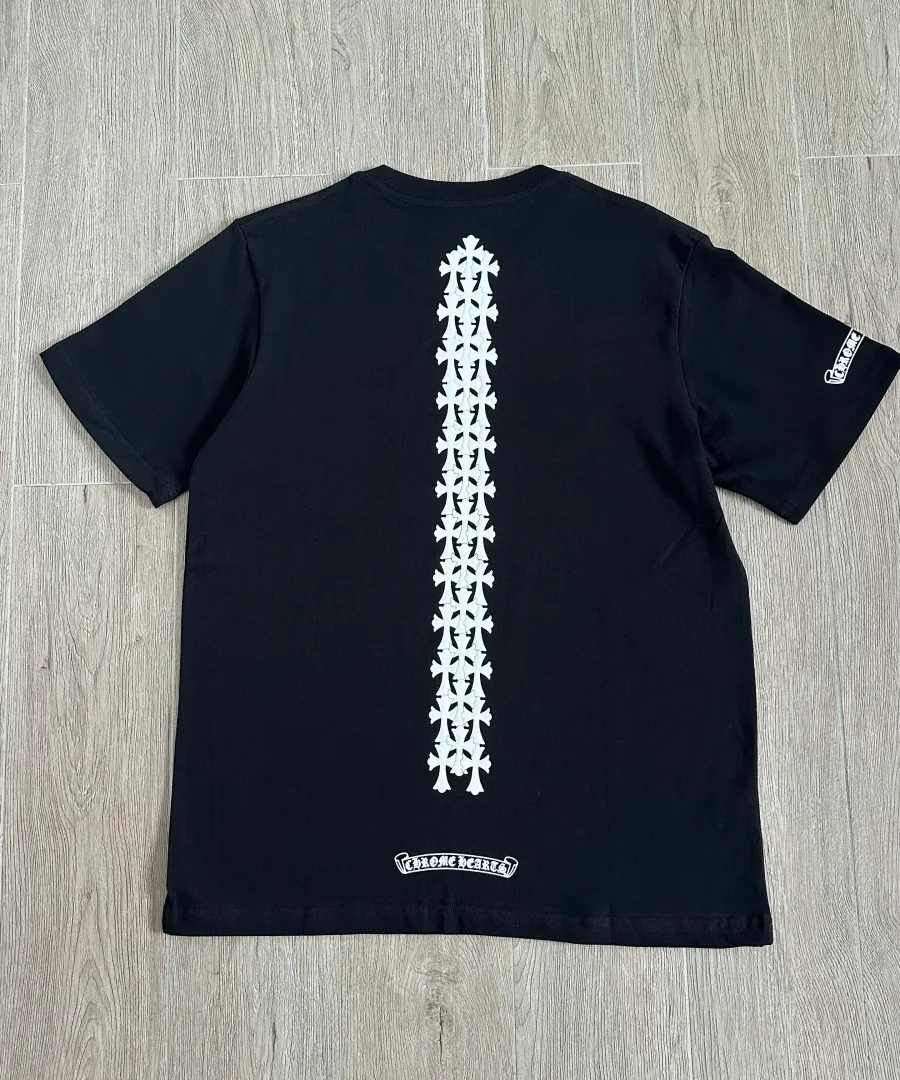 Черная футболка Chrome Hearts с принтом крестов на спине, вид сзади