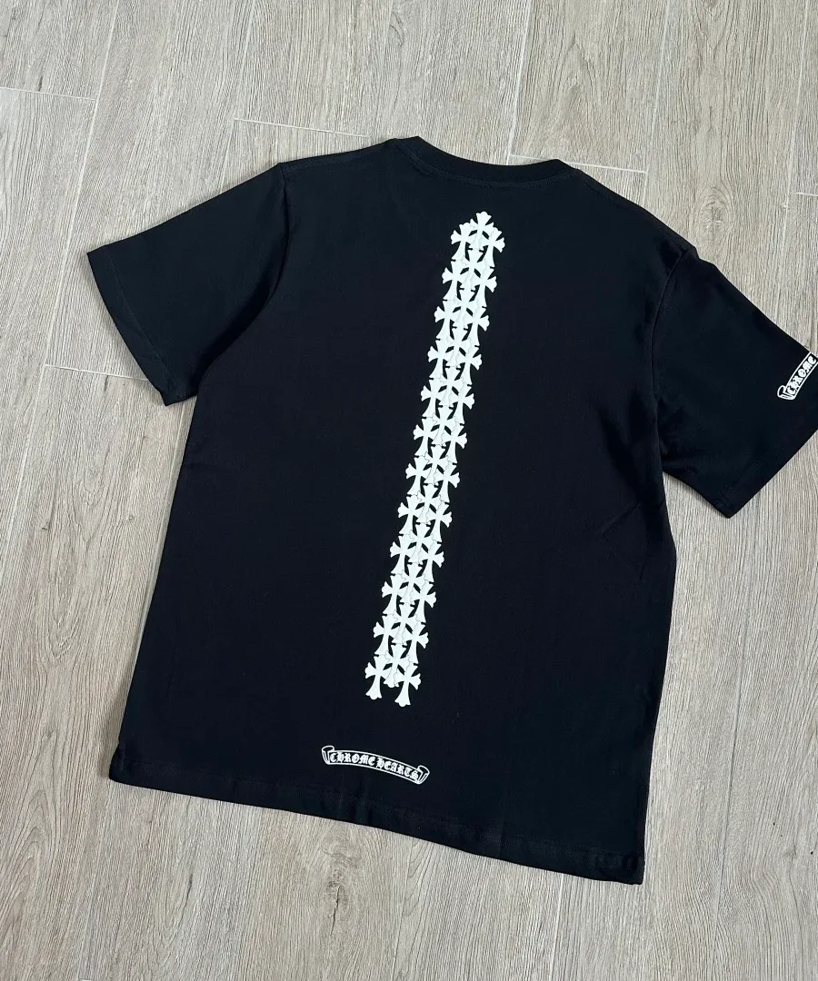 Черная футболка Chrome Hearts с принтом на спине, вид под углом