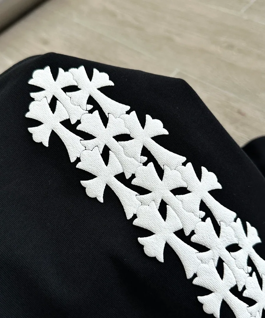 Крупный план принта с крестами на черной футболке Chrome Hearts