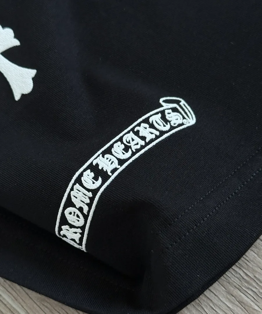Принт с логотипом-свитком Chrome Hearts на черной футболке