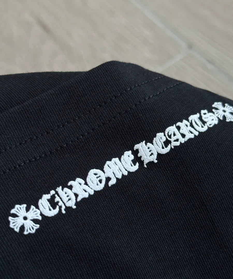 Принт с логотипом Chrome Hearts на рукаве черной футболки