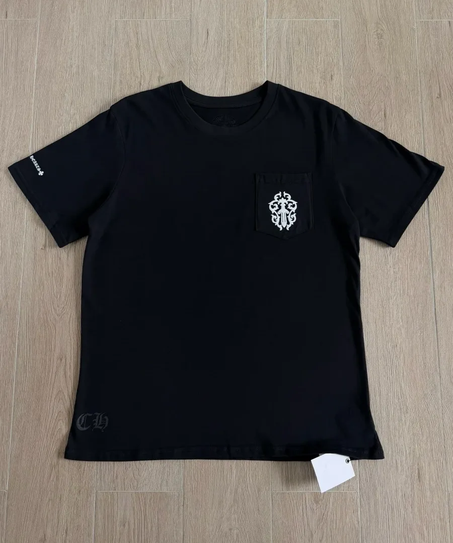 Черная футболка Chrome Hearts Dagger Sanskrit Logo, вид спереди
