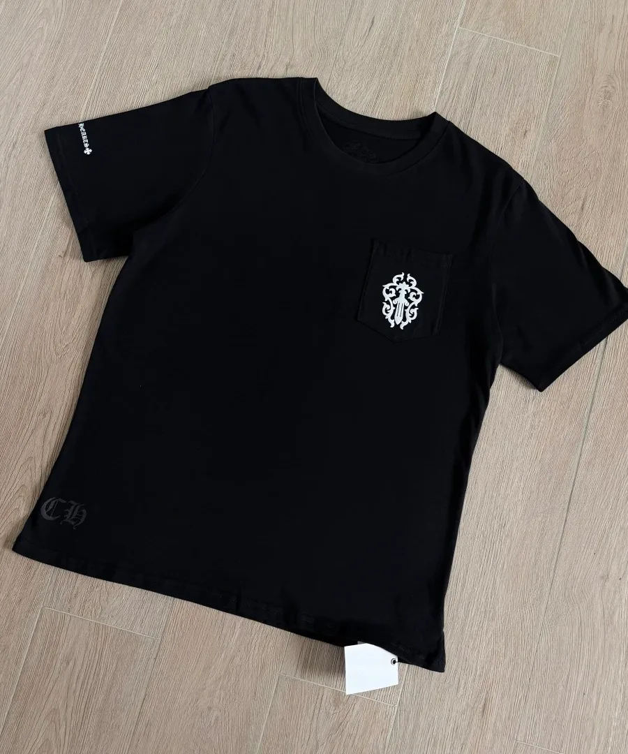 Черная футболка Chrome Hearts Dagger Sanskrit Logo, вид спереди под углом