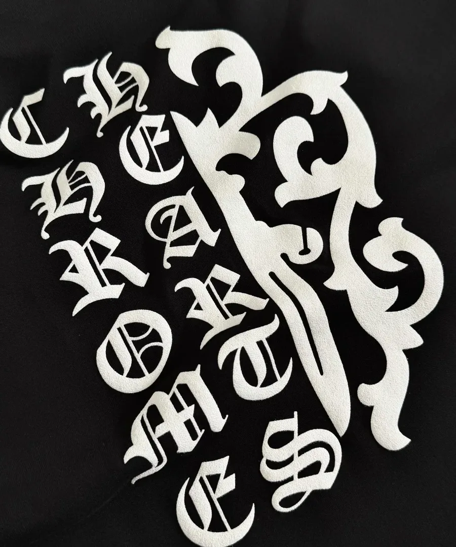 Принт с готическим логотипом на спине черной футболки Chrome Hearts