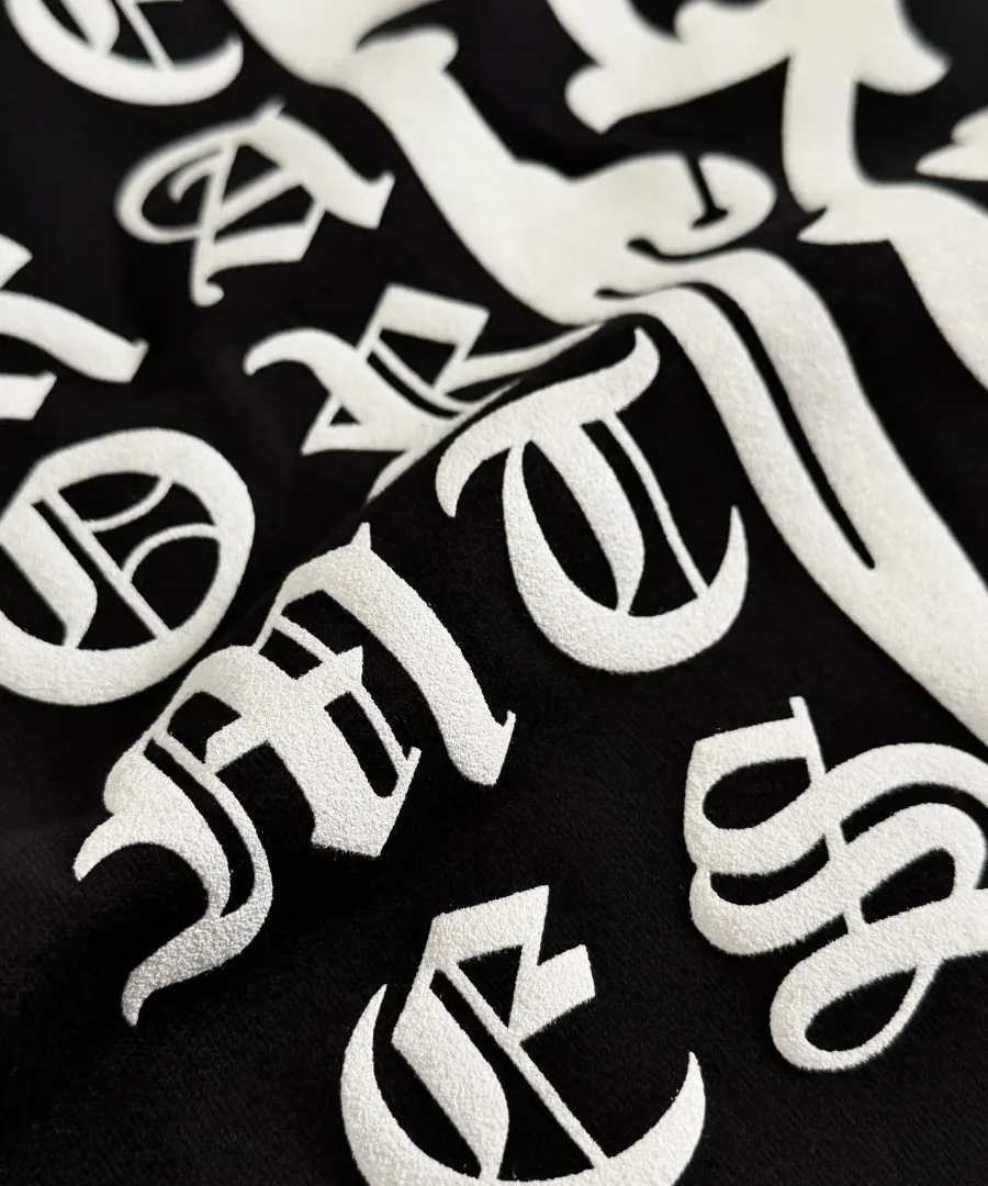 Деталь принта на спине черной футболки Chrome Hearts