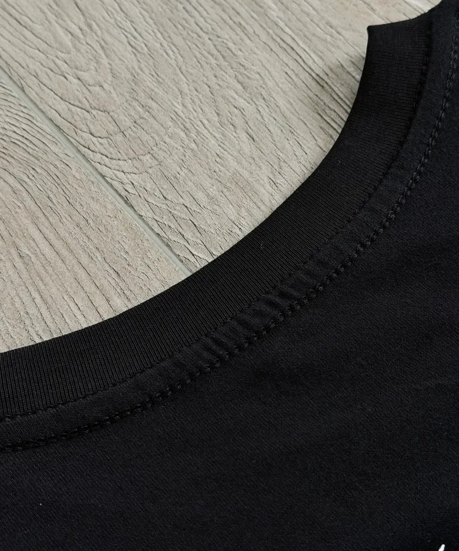 Круглый вырез черной футболки Chrome Hearts