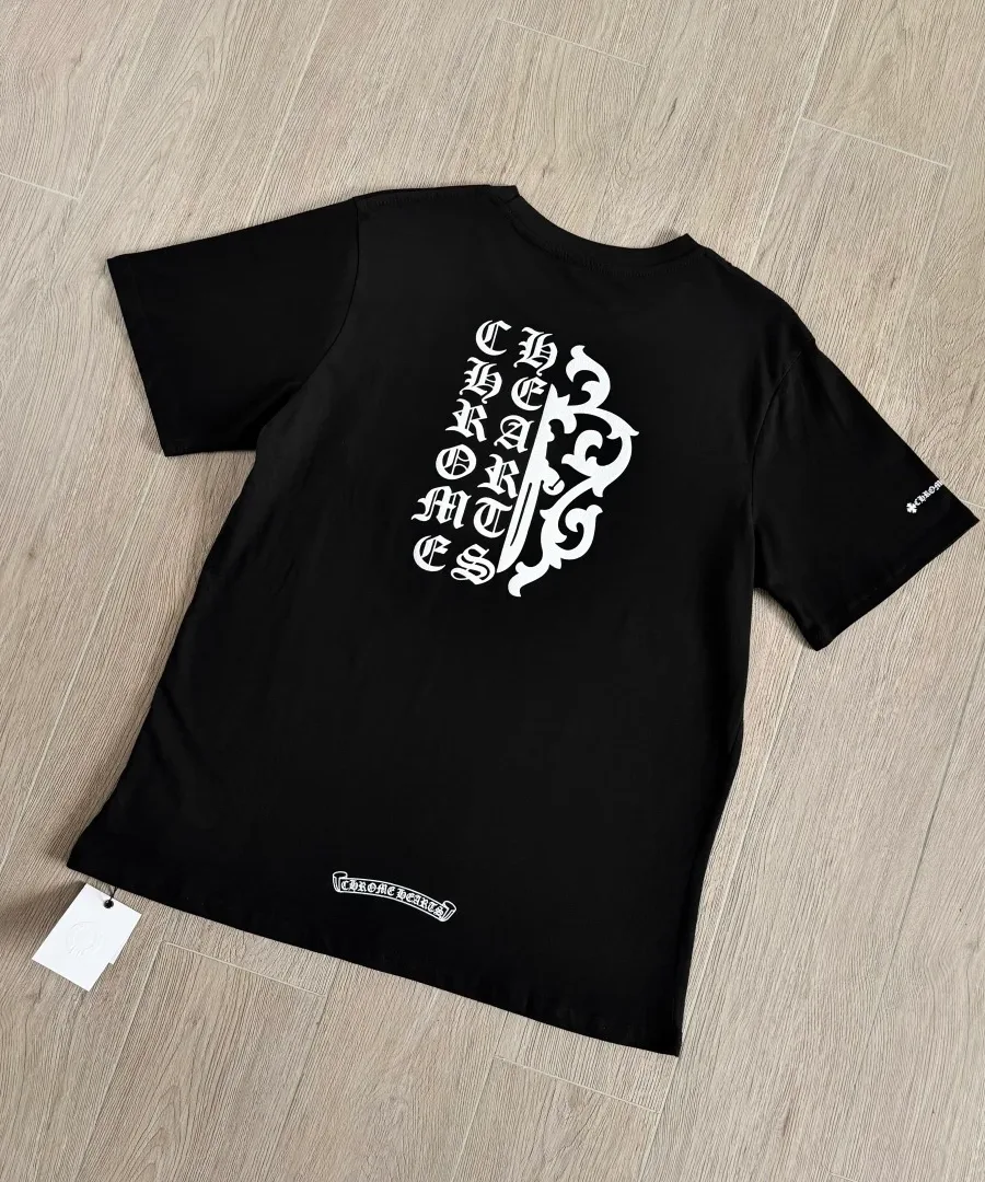 Черная футболка Chrome Hearts Dagger Sanskrit Logo, вид сзади под углом