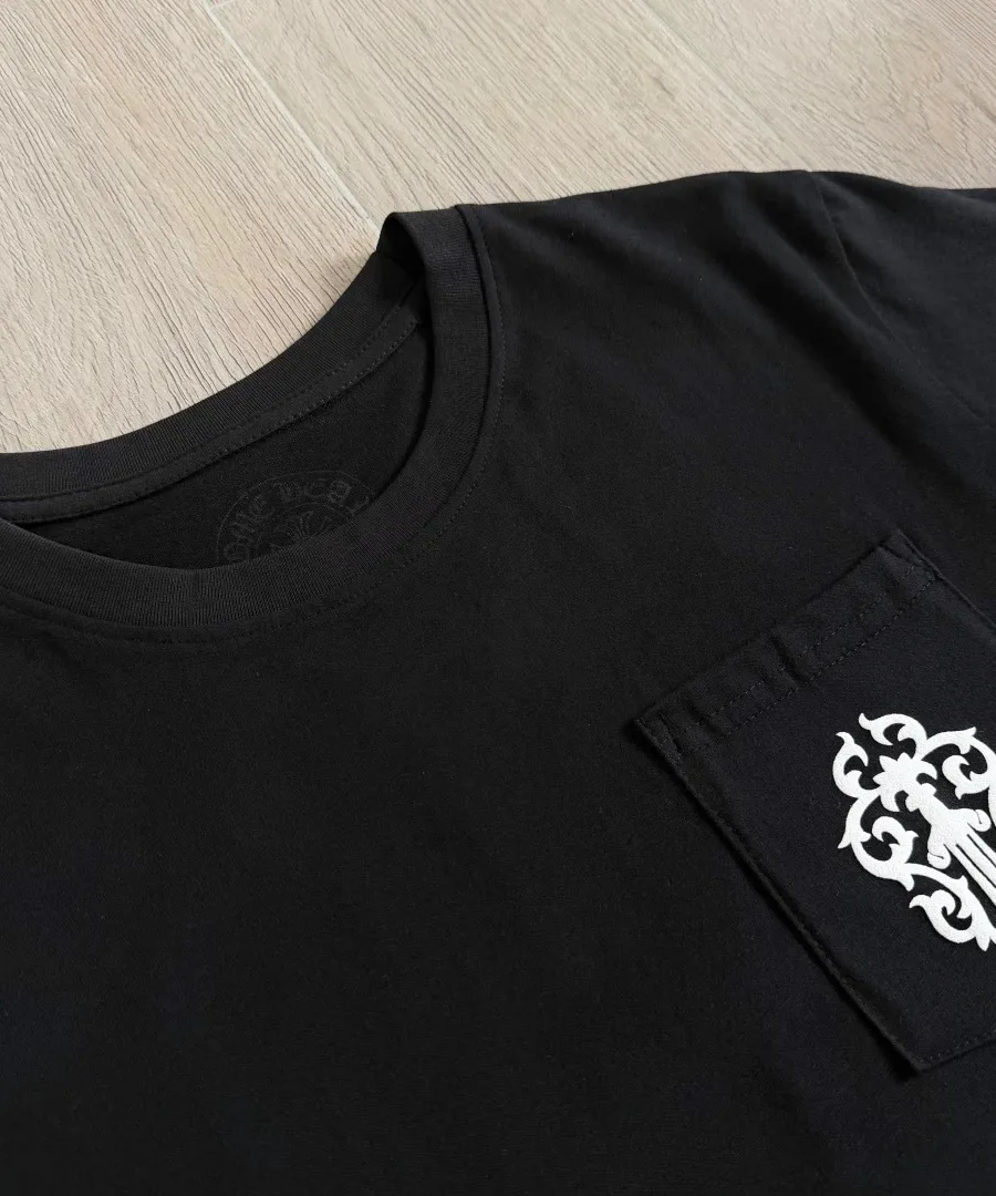 Накладной карман с принтом на черной футболке Chrome Hearts