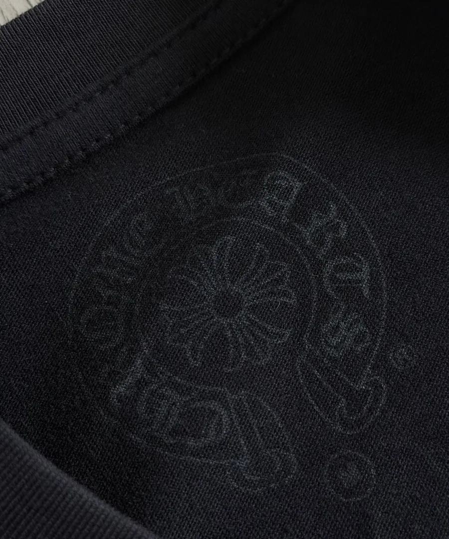 Внутренний принт на воротнике черной футболки Chrome Hearts