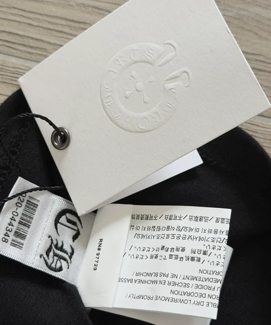 Фирменные бирки черной футболки Chrome Hearts