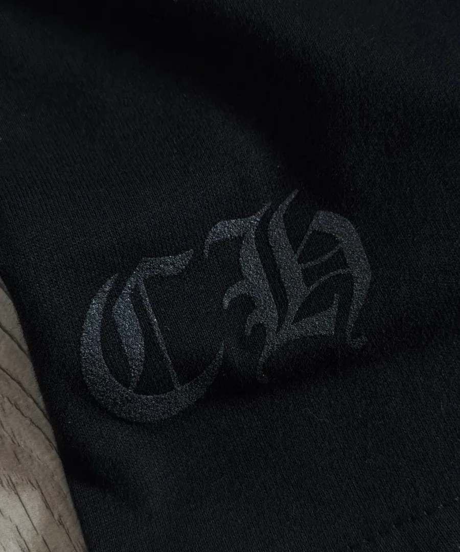 Вышитый логотип CH на подоле черной футболки Chrome Hearts
