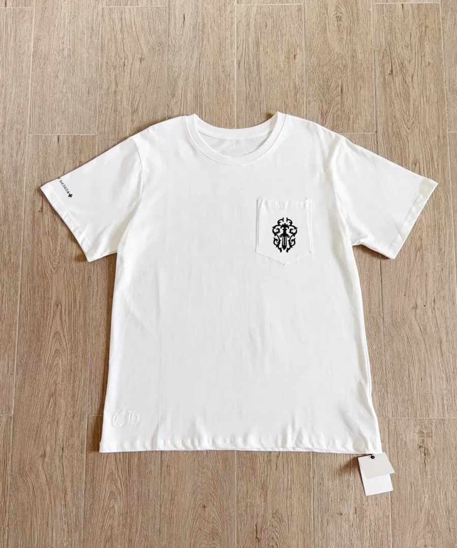 Белая футболка Chrome Hearts Dagger Sanskrit Logo, вид спереди