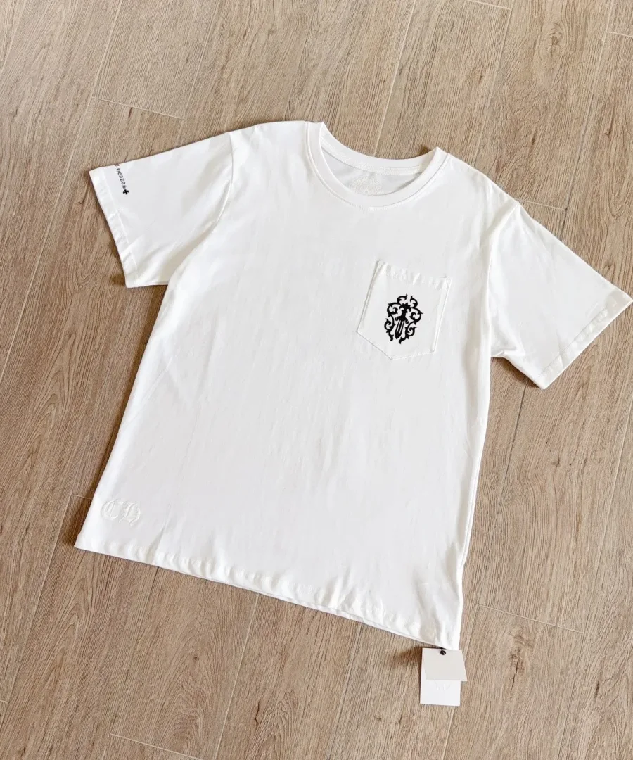 Белая футболка Chrome Hearts Dagger Sanskrit Logo, вид спереди под углом