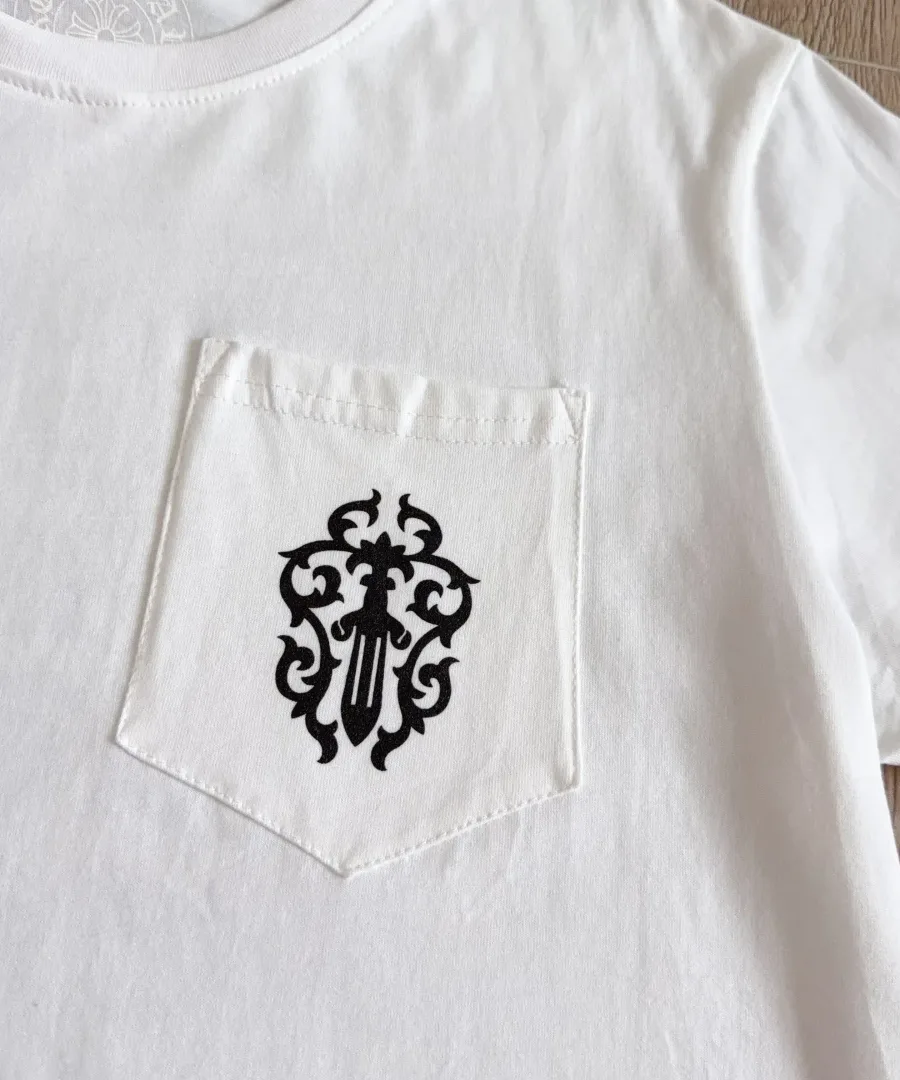 Накладной карман с принтом на белой футболке Chrome Hearts