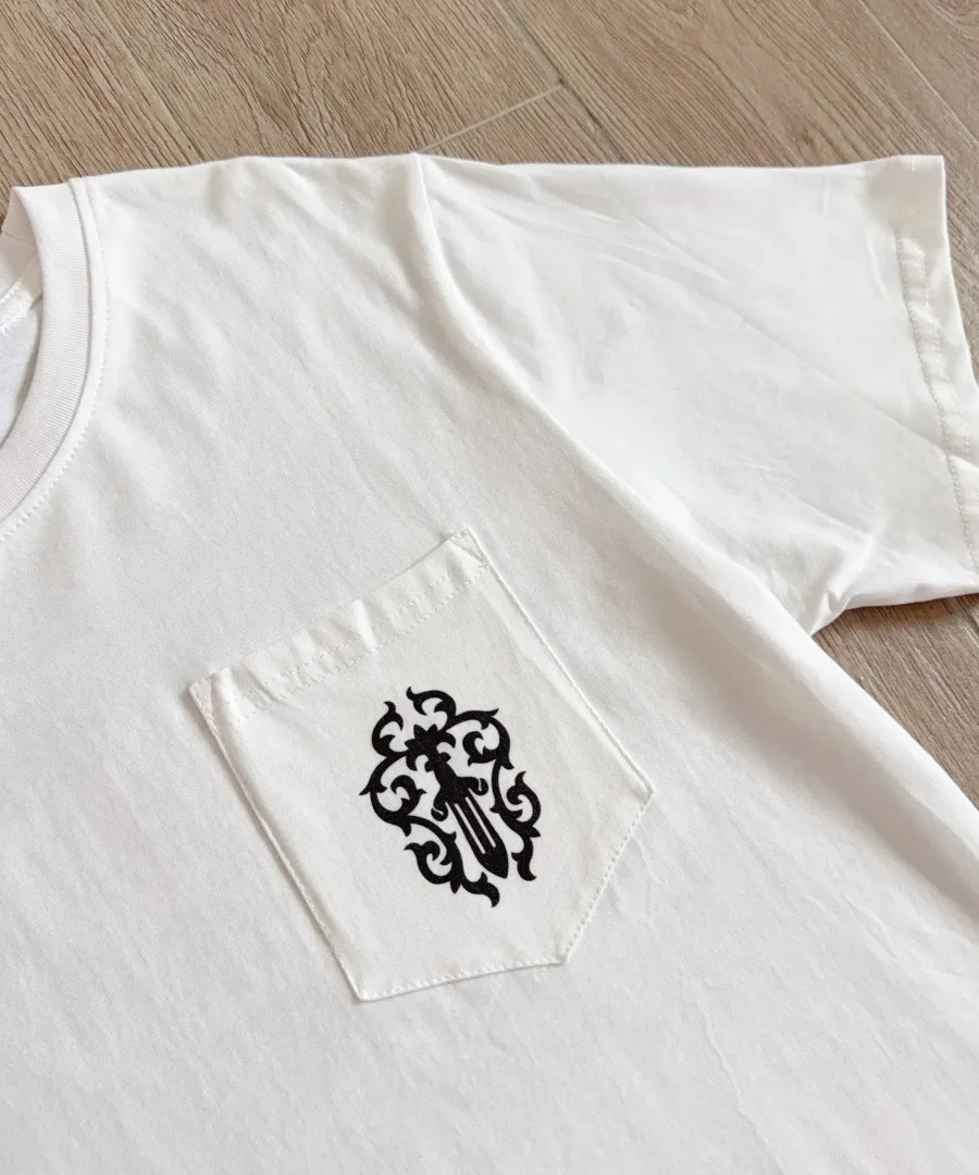 Накладной карман белой футболки Chrome Hearts