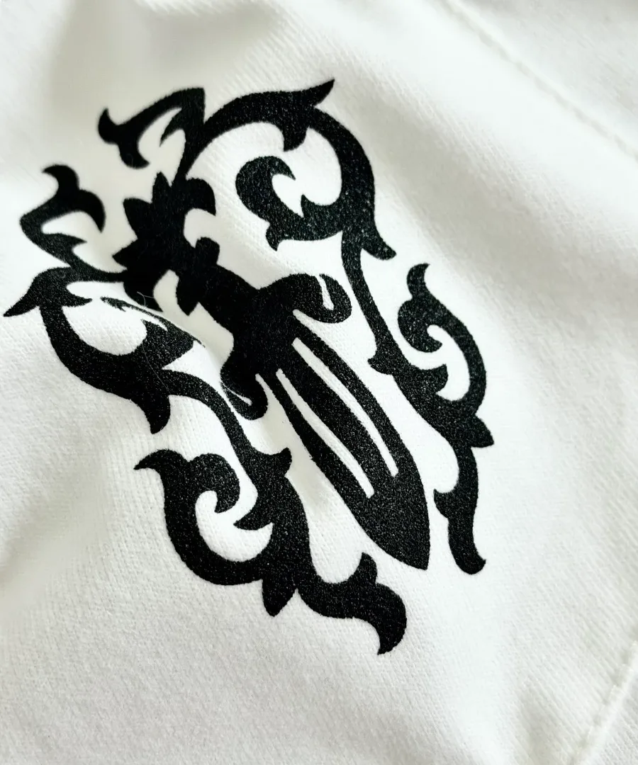 Деталь принта в виде кинжала на кармане белой футболки Chrome Hearts