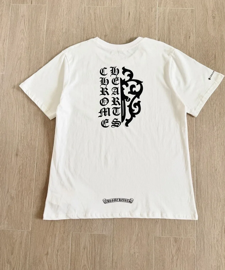 Белая футболка Chrome Hearts Dagger Sanskrit Logo, вид сзади