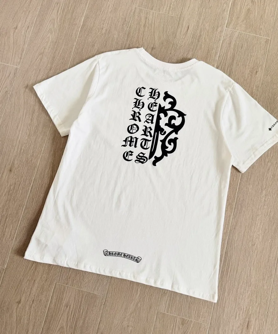 Белая футболка Chrome Hearts Dagger Sanskrit Logo, вид сзади под углом