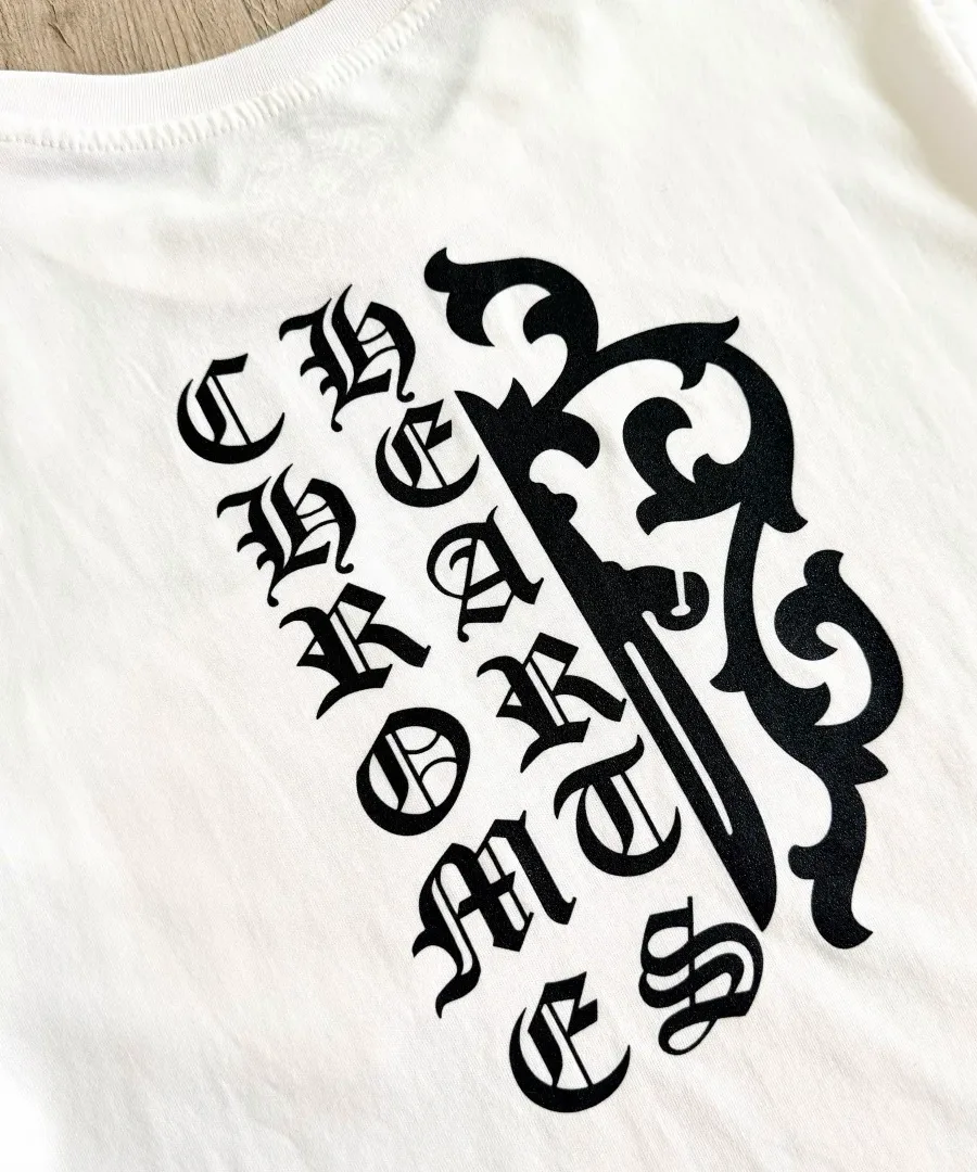 Принт с готическим логотипом на спине белой футболки Chrome Hearts