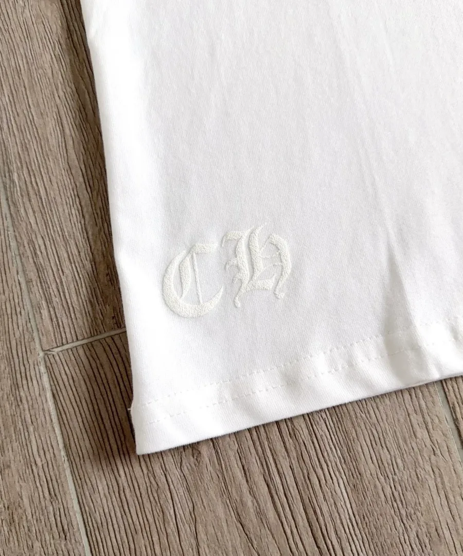 Вышитый логотип CH на подоле белой футболки Chrome Hearts