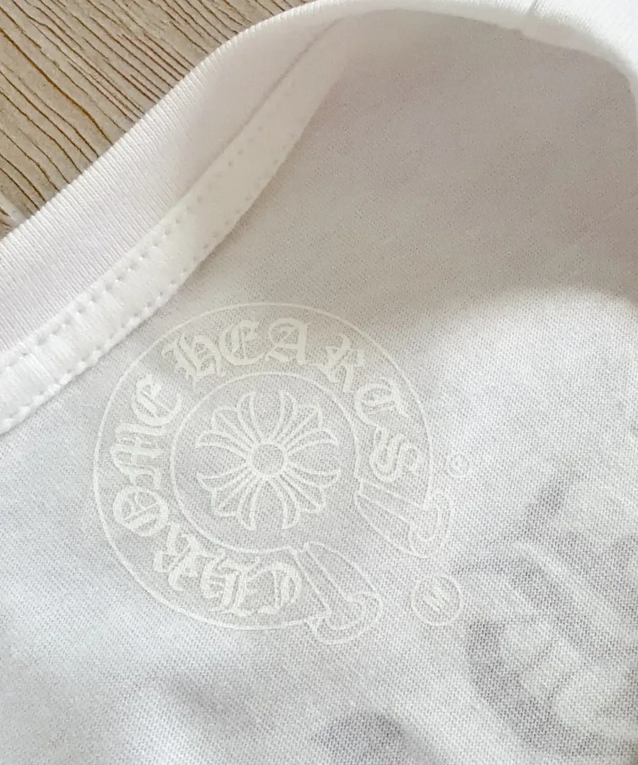 Внутренний принт на воротнике белой футболки Chrome Hearts