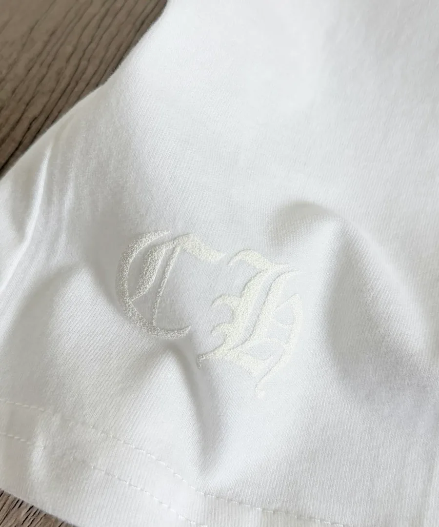 Вышитый логотип CH на рукаве белой футболки Chrome Hearts